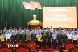 Các đại biểu chụp ảnh lưu niệm cùng các thành viên Đội K53 lên đường làm nhiệm vụ. (Ảnh: TTXVN phát)