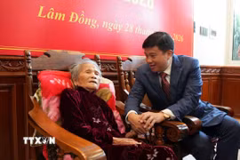 Bí thư Tỉnh ủy Lâm Đồng Y Thanh Hà Niê Kđăm thay mặt lãnh đạo Trung ương, Đảng bộ tỉnh Lâm Đồng chúc mừng cụ Lê Thị Dục và gia đình tại lễ trao tặng Huy hiệu 80 năm tuổi Đảng. (Ảnh: Nguyễn Dũng/TTXVN)