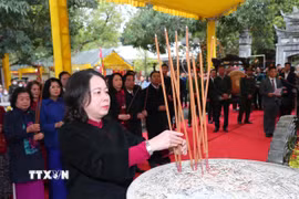 Phó Chủ tịch nước Võ Thị Ánh Xuân dâng hương tại Đền Hai Bà Trưng. (Ảnh: Trọng Đức/TTXVN)