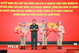 Thượng tướng Nguyễn Trường Thắng, Thứ trưởng Bộ Quốc phòng trao Quyết định của Chủ tịch nước cho các sỹ quan đi thực hiện nhiệm vụ gìn giữ hòa bình Liên hợp quốc tại Phái bộ UNMISS, Cộng hòa Nam Sudan. (Ảnh: Trọng Đức/TTXVN)
