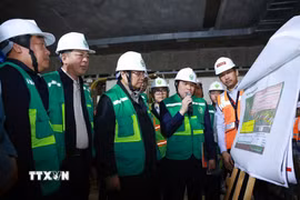Thủ tướng Phạm Minh Chính kiểm tra tiến độ thi công Dự án tuyến đường sắt đô thị số 3, đoạn Nhổn-Ga Hà Nội. (Ảnh: Dương Giang/TTXVN)
