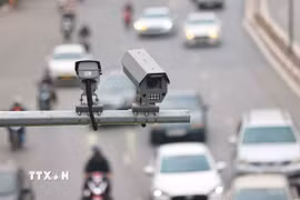 Hệ thống camera giám sát lắp đặt trên khắp tuyến phố góp phần điều tiết, đảm bảo an toàn giao thông. (Ảnh: Thanh Tùng/TTXVN)