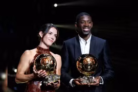 Aitana ­Bonmati và Ousmane Dembele trên bục nhận giải thưởng. (Nguồn: AFP)