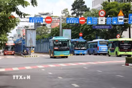 Xe buýt trên đường Hàm Nghi, phường Bến Thành trong ngày đầu miễn vé xe cho người dân Thành phố Hồ Chí Minh. (Ảnh: Hồng Đạt/TTXVN)