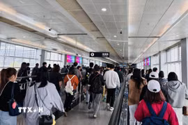 Người dân Hong Kong đi sang Trung Quốc qua cửa khẩu Lo Wu, Thâm Quyến. (Ảnh: TTXVN phát)