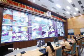 Cán bộ, chiến sỹ Cảnh sát Giao thông giám sát giao thông 24/24 bằng camera AI tại trung tâm thông tin chỉ huy thuộc Cục Cảnh sát giao thông, Bộ Công an. (Ảnh: Phạm Kiên/TTXVN)