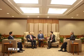 Tổng Bí thư Tô Lâm và Thủ tướng Cộng hòa Singapore, Tổng Thư ký Đảng Hành động nhân dân Singapore (PAP) Lawrence Wong gặp hẹp. (Ảnh: Thống Nhất/TTXVN)