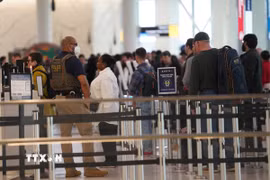 Nhân viên Cơ quan Thực thi Di trú và Hải quan Mỹ tuần tra tại sân bay ở New York. (Ảnh: THX/TTXVN phát)