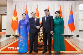 Chủ tịch Quốc hội Trần Thanh Mẫn và Phu nhân cùng Chủ tịch Quốc hội Mông Cổ Sandag Byambatsogt và Phu nhân chụp ảnh chung. (Ảnh: Doãn Tấn/TTXVN)