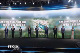Đại diện lãnh đạo các Bộ ngành, thành phố Đà Nẵng và chủ đầu tư thực hiện nghi thức khởi động dự án. (Ảnh: Quốc Dũng/TTXVN)