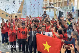 Đại sứ Trịnh Đức Hải (đeo cà vạt đỏ) hòa cùng không khí hân hoan trong ngày vui của cộng đồng. (Ảnh: Ngọc Hiệp/TTXVN)