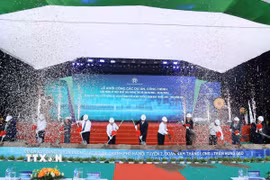 Các đại biểu thực hiện nghi thức khởi công dự án. (Ảnh: Hùng Mạnh/TTXVN)