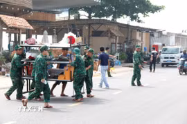 Cán bộ, chiến sỹ hỗ trợ người dân di dời tài sản đến nơi an toàn. (Ảnh minh họa: Nguyễn Thanh/TTXVN)