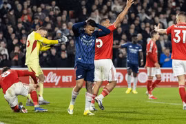 Arsenal lỡ cơ hội gia tăng khoảng cách với Man City.