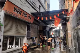 Người dân dọn dẹp hiện trường vụ nổ. (Ảnh: TTXVN phát)