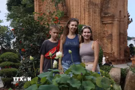 Du khách Nga chụp ảnh lưu niệm tại Tháp bà Ponagar (Nha Trang, Khánh Hòa). (Ảnh: Phan Sáu/TTXVN)