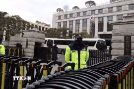 Cảnh sát gác bên ngoài Tòa án Hiến pháp ở Seoul, nơi diễn ra phiên luận tội Tổng thống Hàn Quốc Yoon Suk Yeol, ngày 25/2/2025. (Ảnh: THX/TTXVN)