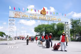 Công dân Việt Nam do lực lượng chức năng Campuchia trao trả tại Cửa khẩu quốc tế Dinh Bà (xã Tân Hộ Cơ, tỉnh Đồng Tháp). (Ảnh: Nhựt An/TTXVN)