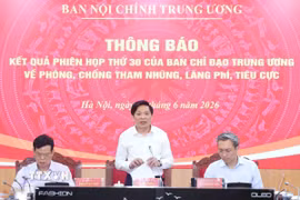 Đồng chí Đặng Văn Dũng, Ủy viên Trung ương Đảng, Phó Trưởng Ban Nội chính Trung ương thông báo kết quả phiên họp. (Ảnh: Phương Hoa/TTXVN)
