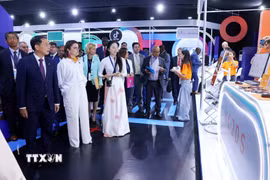 Phó Thủ tướng Bùi Thanh Sơn và các đại biểu tham quan Triển lãm Công nghệ do Hiệp hội An ninh mạng quốc gia chủ trì. (Ảnh: Phạm Kiên/TTXVN)