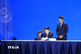 Bộ trưởng Công an Việt Nam Lương Tam Quang ký Công ước của Liên hợp quốc về Chống tội phạm mạng. (Ảnh: Phạm Kiên/TTXVN)