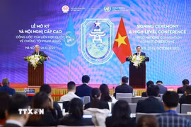 Thủ tướng Phạm Minh Chính cùng Tổng Thư ký Liên hợp quốc tại cuộc gặp gỡ báo chí Lễ mở ký và Hội nghị cấp cao Công ước của Liên hợp quốc về chống tội phạm mạng. (Ảnh: Dương Giang/TTXVN)