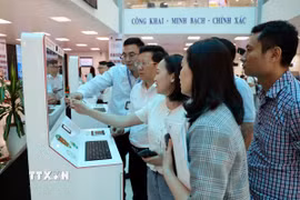 Người dân trải nghiệm thử Kiosk thông minh và hệ thống xác thực, cấp bản sao số, tài liệu điện tử đặt tại Trung tâm Phục vụ hành chính công tỉnh Quảng Ninh. (Ảnh: Đức Hiếu/TTXVN)