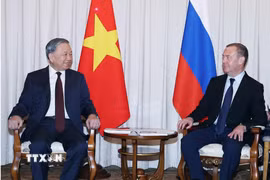 Tổng Bí thư Tô Lâm gặp Chủ tịch Đảng Nước Nga Thống nhất, Phó chủ tịch Hội đồng An ninh Liên bang Nga Dmitry Medvedev. (Ảnh: Thống Nhất/TTXVN)