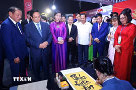 Thủ tướng Phạm Minh Chính tham quan không gian văn hóa của Việt Nam tại Lễ hội. (Ảnh: Dương Giang/TTXVN)