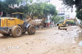 Tỉnh Cao Bằng huy động máy móc khắc phục hậu quả mưa lũ. (Ảnh: Chu Hiệu/TTXVN)