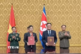 Tổng Giám đốc TTXVN Vũ Việt Trang và Chủ tịch KCNA Kim Pyong Ho ký Thỏa thuận hợp tác. (Ảnh: Hồng Điệp/TTXVN)