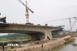 Thi công cầu Quang Vinh 1 thuộc Dự án xây dựng cầu Quang Vinh 1, cầu Quang Vinh 2 và hệ thống đường giao thông kết nối phường Linh Sơn, phường Quan Triều. (Ảnh: Hoàng Nguyên/TTXVN)