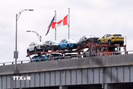 Vận chuyển xe ôtô từ Mỹ qua cầu biên giới Lewiston-Queenston vào Canada, ngày 9/4/2025. (Ảnh minh họa: THX/TTXVN)