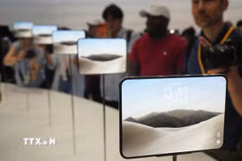 Tập đoàn Apple giới thiệu mẫu điện thoại gập đầu tiên của hãng iPhone Duo tại trụ sở Apple Park ở Cupertino, bang California, Mỹ, ngày 9/9/2026. (Ảnh: THX/TTXVN phát)
