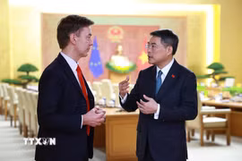 Thủ tướng Lê Minh Hưng trao đổi với ông Julien Guerrier, Đại sứ, Trưởng Phái đoàn Liên minh châu Âu (EU) tại Việt Nam. (Ảnh: Dương Giang/TTXVN)