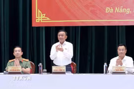 Thường trực Ban Bí thư Trần Cẩm Tú tiếp xúc cử tri tại thành phố Đà Nẵng. (Ảnh: Phương Hoa/TTXVN)
