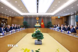 Thủ tướng Lê Minh Hưng tiếp Bộ trưởng Tài chính Luxembourg Gilles Roth. (Ảnh: Dương Giang/TTXVN)