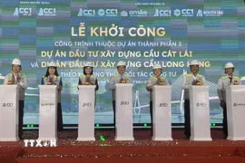 Các đại biểu thực hiện nghi thức khởi công dự án cầu Cát Lái, cầu Long Hưng. (Ảnh: Công Phong/TTXVN)