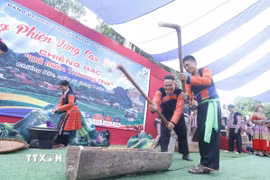 Thi giã bánh dày tại phiên chợ vùng cao “Về miền nhớ thương” ở Mường Lựm, xã Chiềng Hặc. (Ảnh: Quang Quyết/TTXVN)