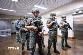 Binh sỹ được triển khai bên trong tòa nhà Thượng viện Philippines ở Pasay ngày 13/5/2026. (Ảnh: THX/TTXVN)