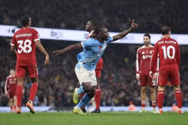 Doku có ngày thi đấu ấn tượng để giúp Man City vùi dập Liverpool.