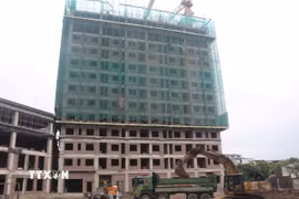 Chủ đầu tư khẩn trương xây dựng khu tòa nhà CT3B cho người dân đến ở. (Ảnh: Trịnh Duy Hưng/TTXVN)