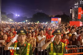 Hàng vạn người dân hát Quốc ca nhân sự kiện Tổng hợp luyện diễu binh, diễu hành lần thứ hai của sự kiện A80. (Ảnh: Văn Điệp/TTXVN)