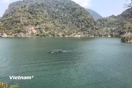 Du lịch trên hồ Ba Bể. (Ảnh: Vietnam+)
