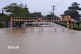 Cầu Lòn, đường Bùi Thị Xuân, phường Thuận Hóa, thành phố Huế bị ngập sâu sáng 27/10/2025. (Ảnh: Nguyên Lý/TTXVN)