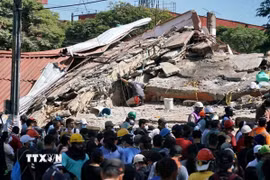 Lực lượng cứu hộ tìm kiếm nạn nhân sau trận động đất tại Cali, Colombia. (Ảnh: THX/TTXVN phát)