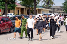 Không khí đón phạm nhân được đặc xá trở về với gia đình. (Ảnh: Văn Đức/TTXVN)