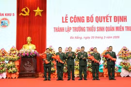 Lãnh đạo Quân khu 5 tặng hoa chúc mừng Ban Giám hiệu nhà trường. (Nguồn: Báo Đà Nẵng)