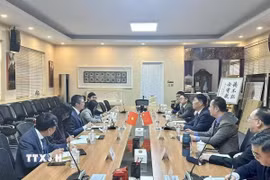 Đại sứ Việt Nam tại Trung Quốc Phạm Thanh Bình làm việc với Học hội Charhar. (Ảnh: TTXVN phát)