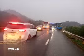 Hiện trường vụ tai nạn giao thông giữa 3 xe ô tô khiến 2 người bị thương tại km140+750 cao tốc Nội Bài-Lào Cai. (Ảnh: TTXVN phát)